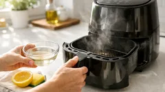 Heißluftfritteuse reinigen: So hilft warmer Essig gegen Fettfilm und Gerüche