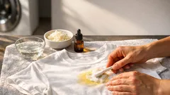 Gelbe Achselflecken entfernen: so wird weiße Kleidung wieder strahlend